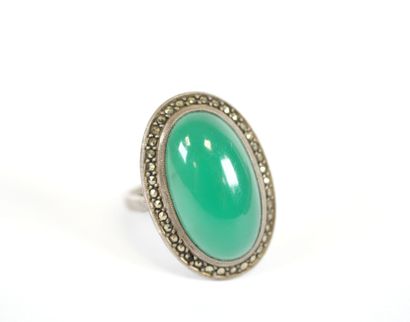 Silver ring set with cabochon-cut green verroterie...
