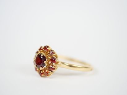 18K yellow gold daisy ring set with numerous...