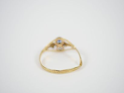 18K yellow gold ring with stylized foliage...