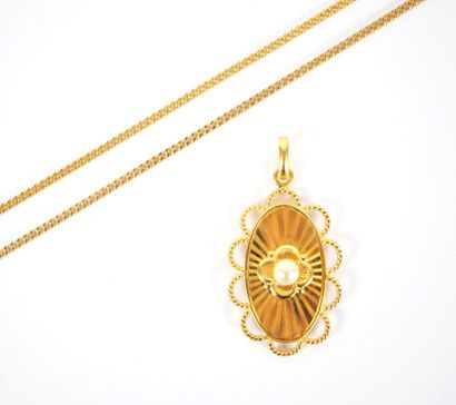 Gold-plated metal lot including : 
- a gilt-metal...
