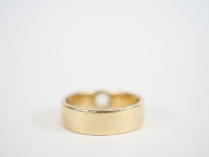 Large 9K yellow gold ring set with a round...
