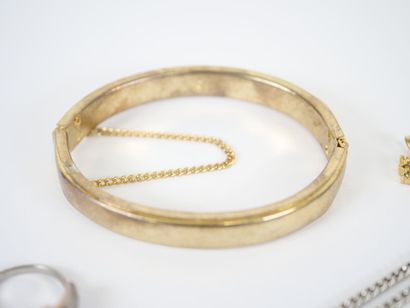 Set includes : 
- a small silver aumônière...