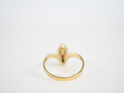 18K yellow gold ring centered on a cultured...