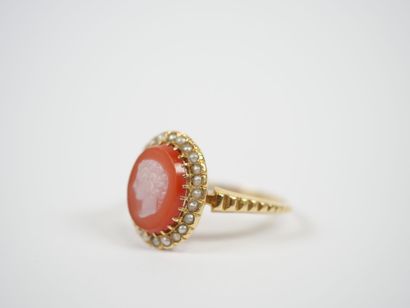 18K yellow gold ring centered on an oval...