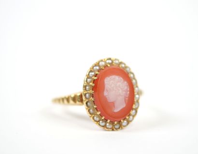 18K yellow gold ring centered on an oval...