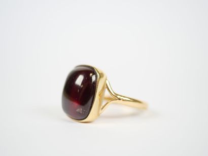 18K yellow gold ring set with a cabochon-set...