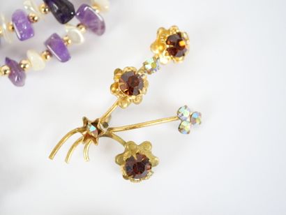 Costume jewelry set including :
- a necklace...