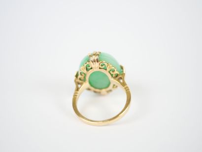 18K yellow gold ring set with a cabochon...