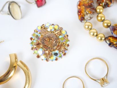 Costume jewelry set including :
- a necklace...