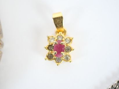 Set includes : 
- a small silver aumônière...