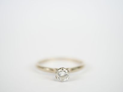 Solitaire ring in 18K white gold set with...