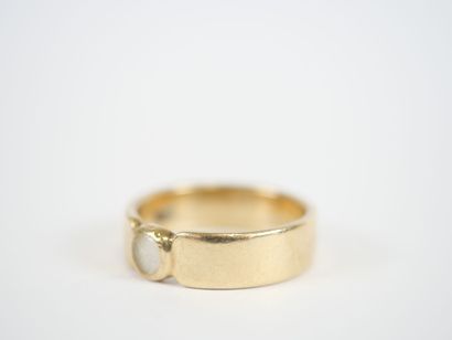 Large 9K yellow gold ring set with a round...