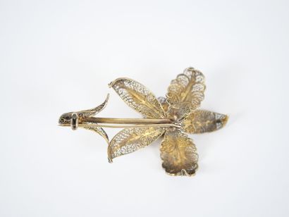 Two gilt silver filigree brooches featuring...