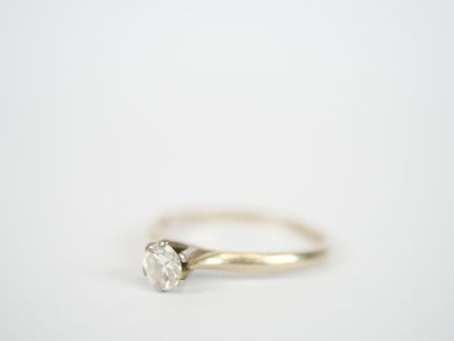 Solitaire ring in 18K white gold set with...