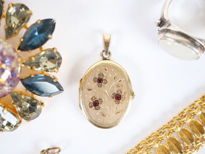 Costume jewelry set including: four necklaces,...