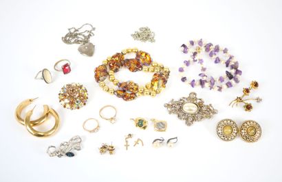 Costume jewelry set including :
- a necklace...