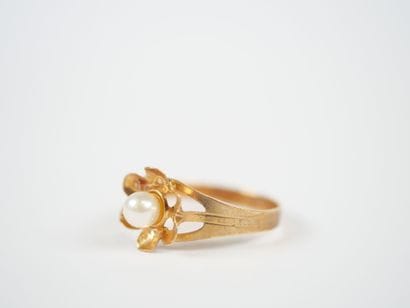 18K yellow gold ring with stylized flower...