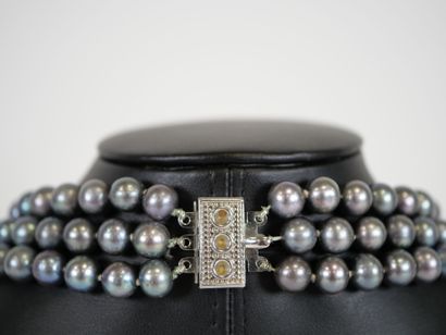 Necklace with three strands of gray cultured...