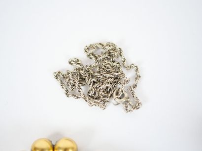 Costume jewelry set including :
- a necklace...