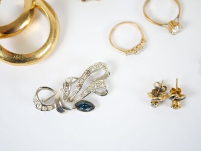 Costume jewelry set including :
- a necklace...