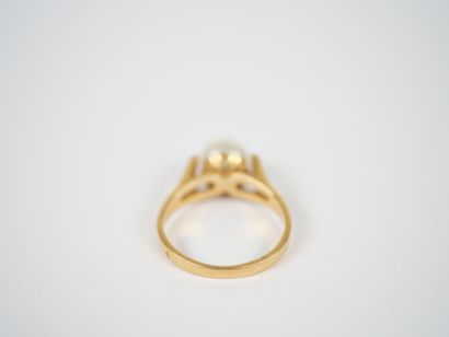 18K yellow gold ring centered with a cultured...