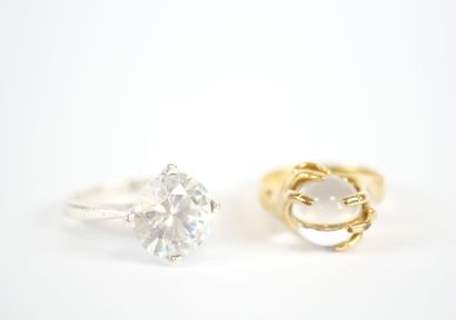 Set of two fancy rings including : 
- a silver...