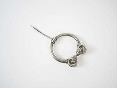 Ring brooch in silver, the ends decorated...