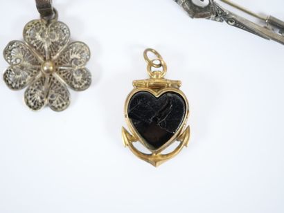 Costume jewelry set including: silver barrette...