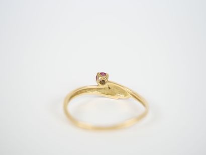 18K yellow gold ring with stylized foliate...