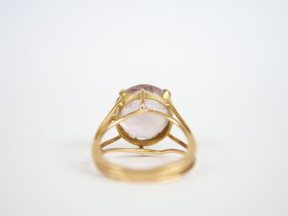 Important ring in 18K yellow gold featuring...