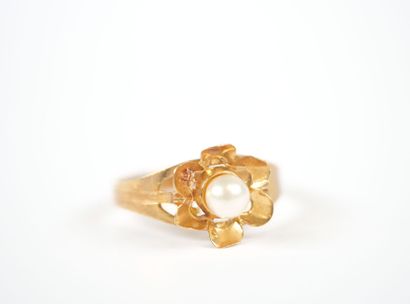 18K yellow gold ring with stylized flower...
