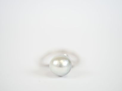 18K white gold open ring set with a gray...