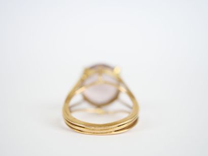 Important ring in 18K yellow gold featuring...