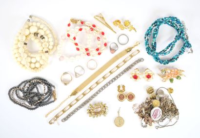 Set of costume jewelry in metal or gilded...