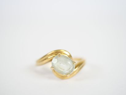 18K yellow gold ring with stylized scrolls...