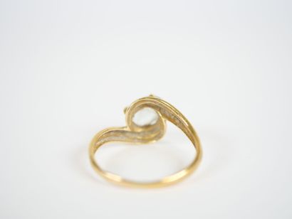 18K yellow gold ring with stylized scrolls...