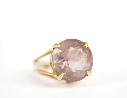 Important ring in 18K yellow gold featuring...