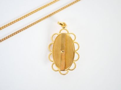 Gold-plated metal lot including : 
- a gilt-metal...