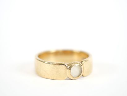 Large 9K yellow gold ring set with a round...