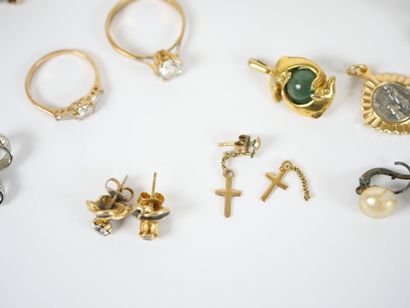 Costume jewelry set including :
- a necklace...