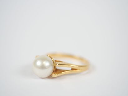 18K yellow gold ring centered with a cultured...