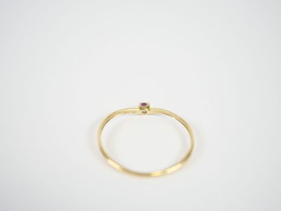Fine 18K yellow gold ring set with a small...