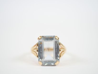 18K yellow gold ring centered with a large...