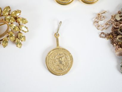 Set of costume jewelry in metal or gilded...