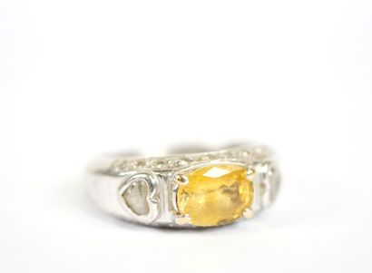 18K white gold ring centered on a probable...