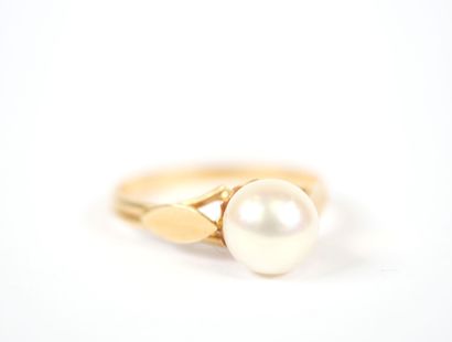 18K yellow gold ring centered with a cultured...