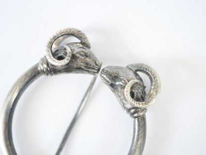 Ring brooch in silver, the ends decorated...