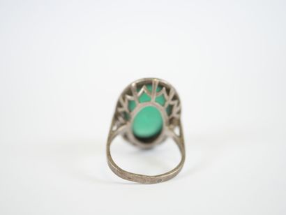 Silver ring set with cabochon-cut green verroterie...
