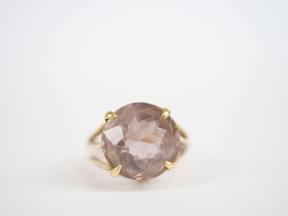 Important ring in 18K yellow gold featuring...