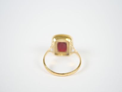 18K yellow gold ring set with a cabochon-set...